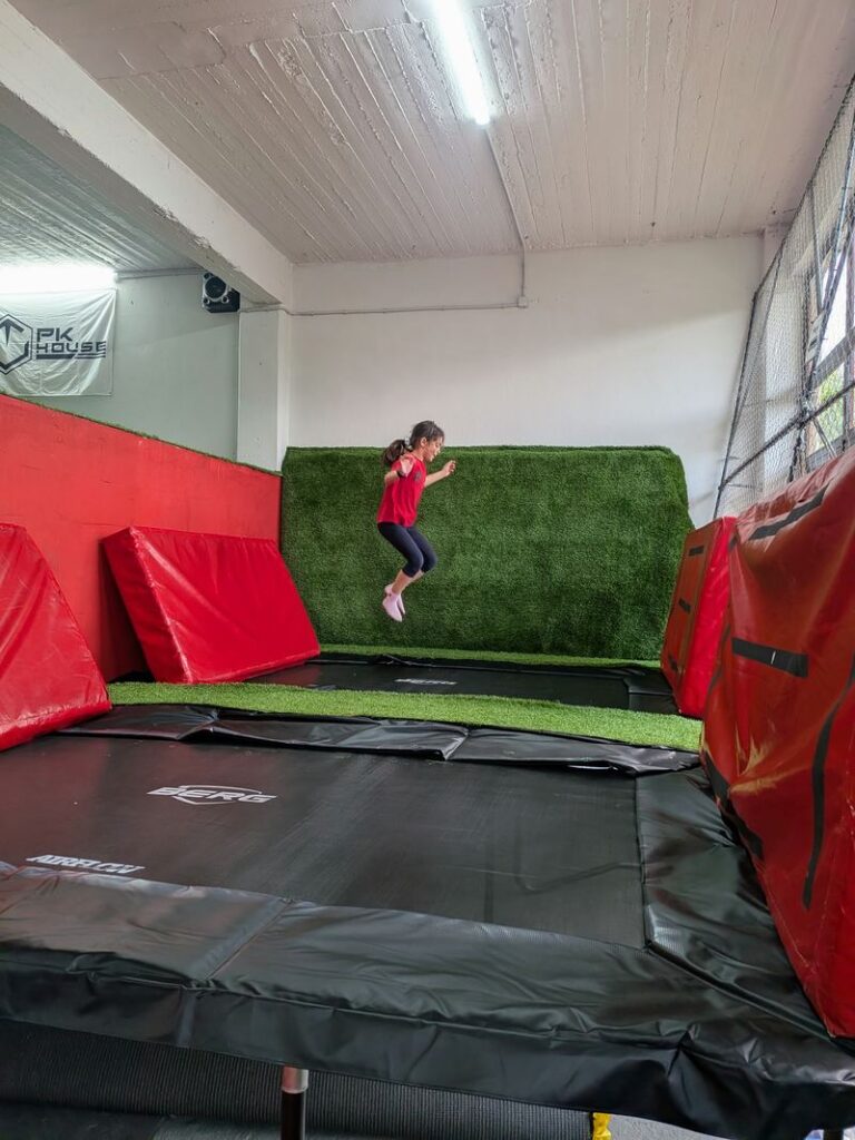 Άλμα στην τραμπολίνα του parkour house