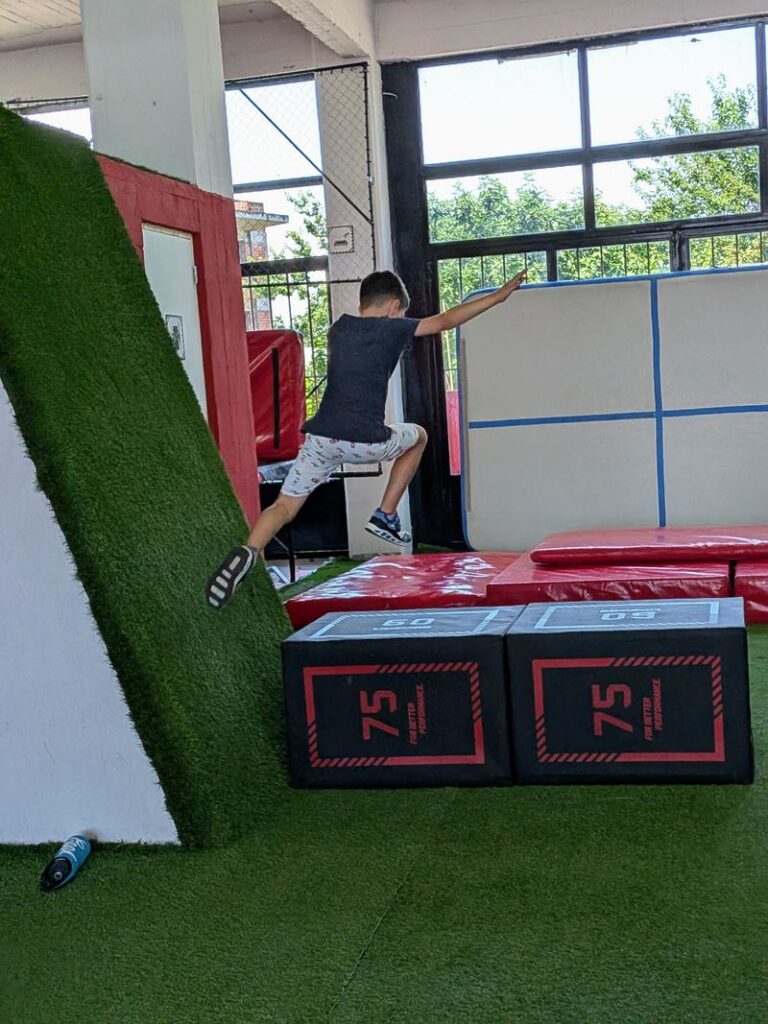 Ανάβαση σε warped wall στο parkour house